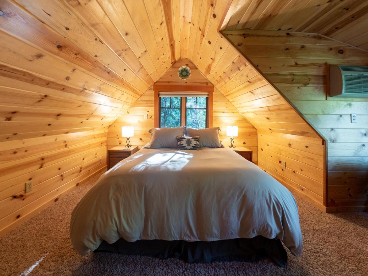 On The River Wooded Bliss Cabin Near Loloma McKenzie Bridge المظهر الخارجي الصورة